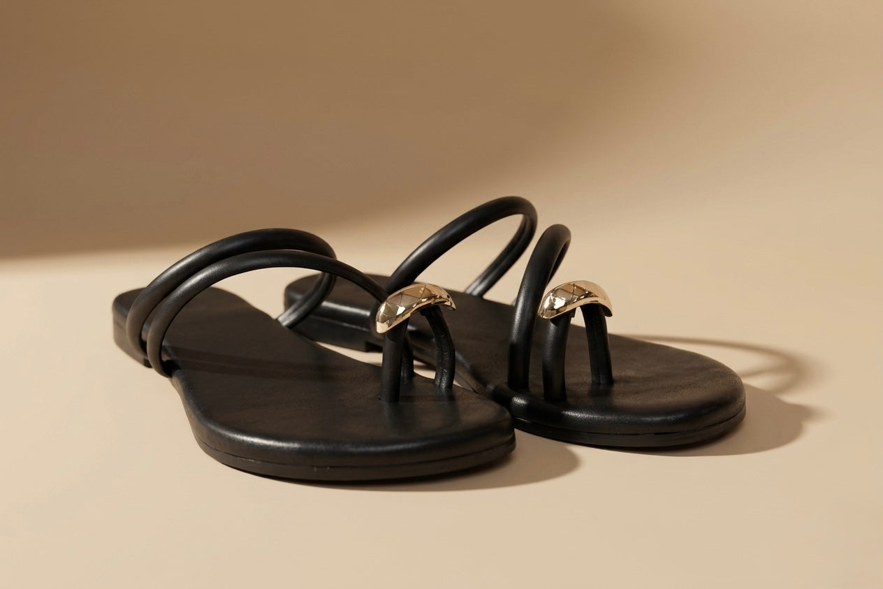 Kiva Toe Ring Flats Black
